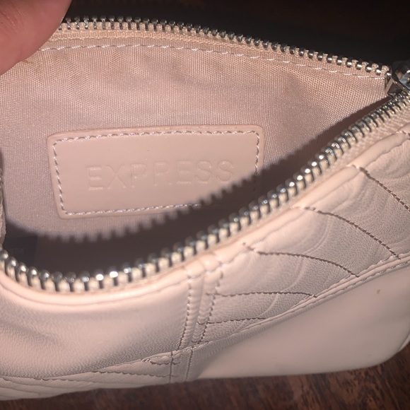 Express Beautiful Wrist-let wallet . - Picture 5 of 17